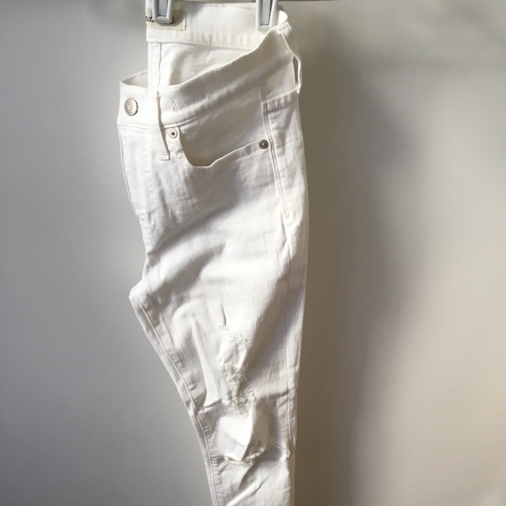 White distressed jean